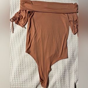 NWOT Guess Blush off the shoulders Bodysuit. Juniors Large